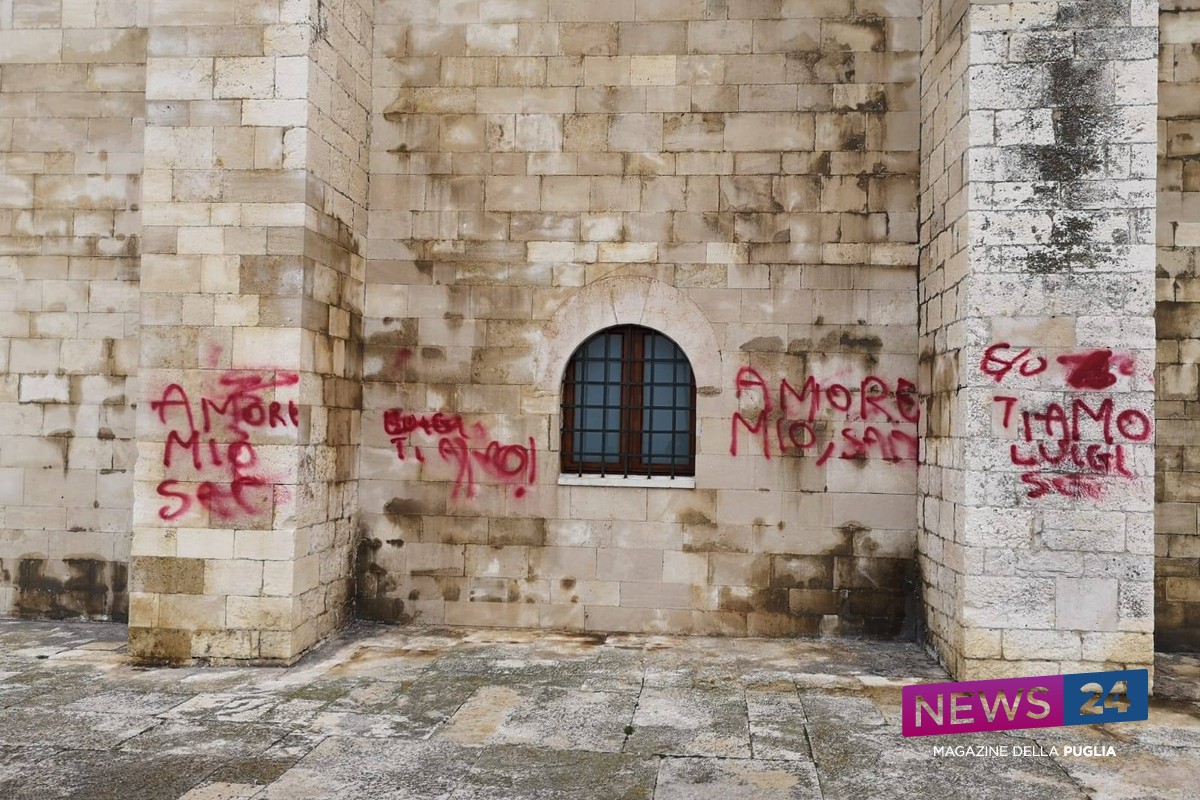 Scritte spray sulla Cattedrale di Trani