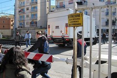 Tragedia in via Andria, ragazza investita dal treno perde la vita