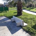 Litoranea di Ponente, di nuovo rotta una panchina di pietra