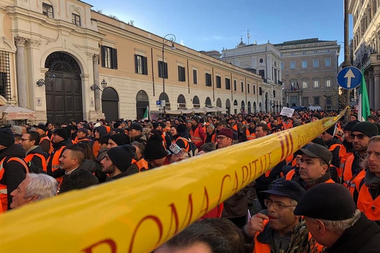 Roma si colora di arancione, la crisi agricola arriva a Montecitorio